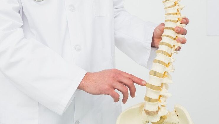 Ο γιατρός δείχνει τη διαδικασία ανάπτυξης της οστεοχονδρωσίας